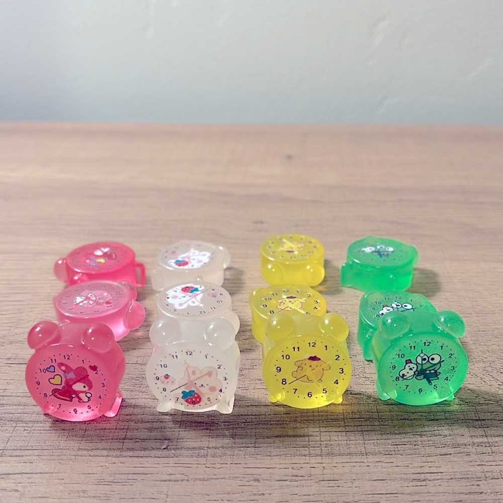 Hello kitty 14 piece resin clock.